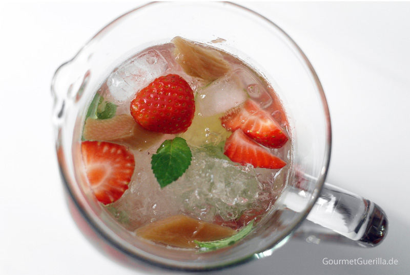 Weiße_Erdbeer-Rhabarber-Sangria1