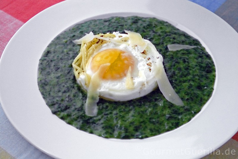 Kinderteller: Nudelnester mit Ei und Spinat