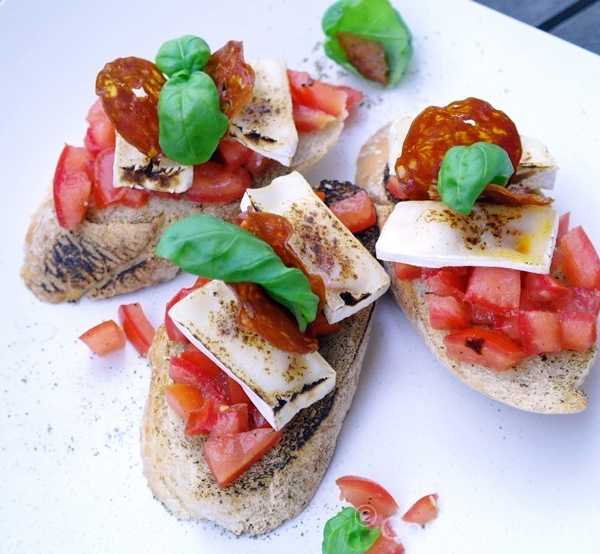 Tomaten-Bruschetta mit Chorizo-Chip | GourmetGuerilla.de