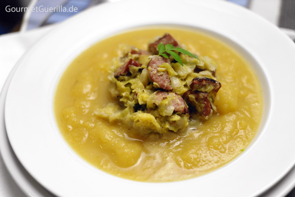 Steckrübensuppe mit cremigem Rosenkohlragout