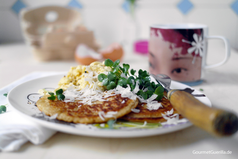Parmesan-Pancakes mit Rührei und Shiso-Kresse - GourmetGuerilla