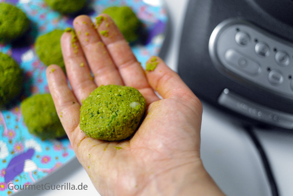 Erbsen-Falaffel_formen Smaragdgrüne Erbsen- Falafeln | GourmetGuerilla.de
