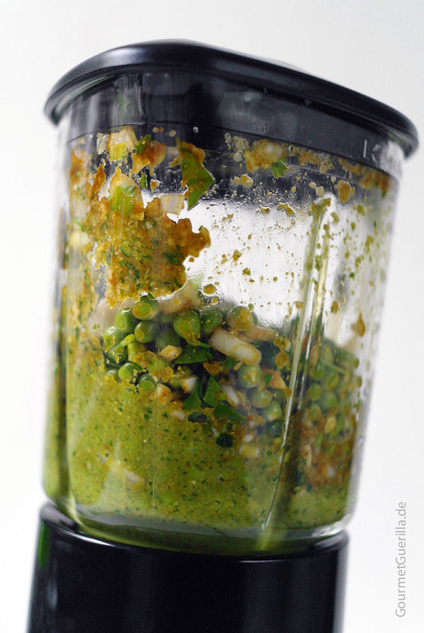 Erbsen_Falaffel_mixen Smaragdgrüne Erbsen- Falafeln zubereiten | GourmetGuerilla.de