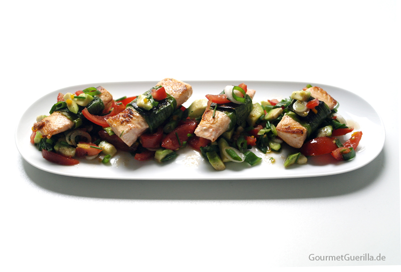 Lachs im Lauchblatt auf Avokado-Tomaten-Salsa #rezept #gourmetguerilla
