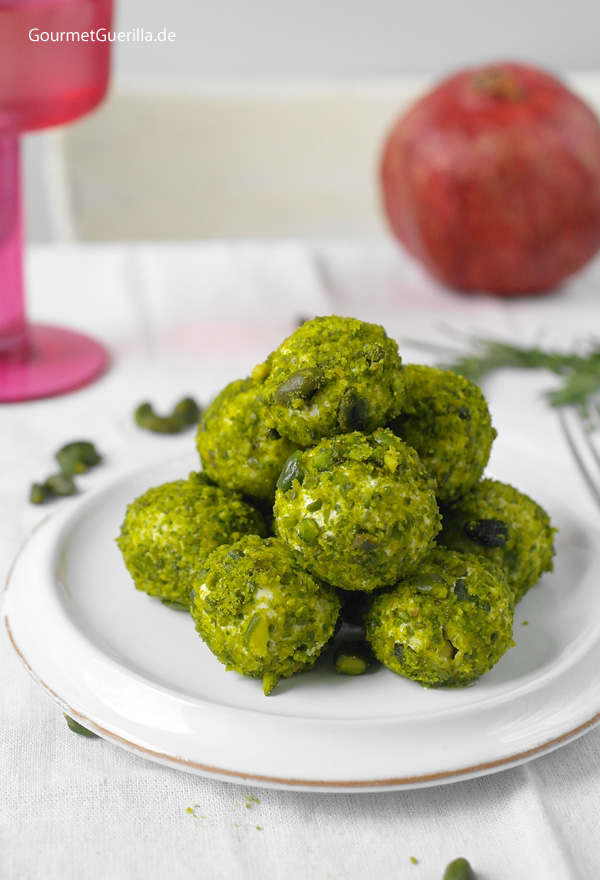 Mit Honig gefüllte Ziegenkäse- Kugeln im Pistazienmantel ... Mit Honig gefüllte Ziegenkäse- Kugeln im Pistazienmantel ...