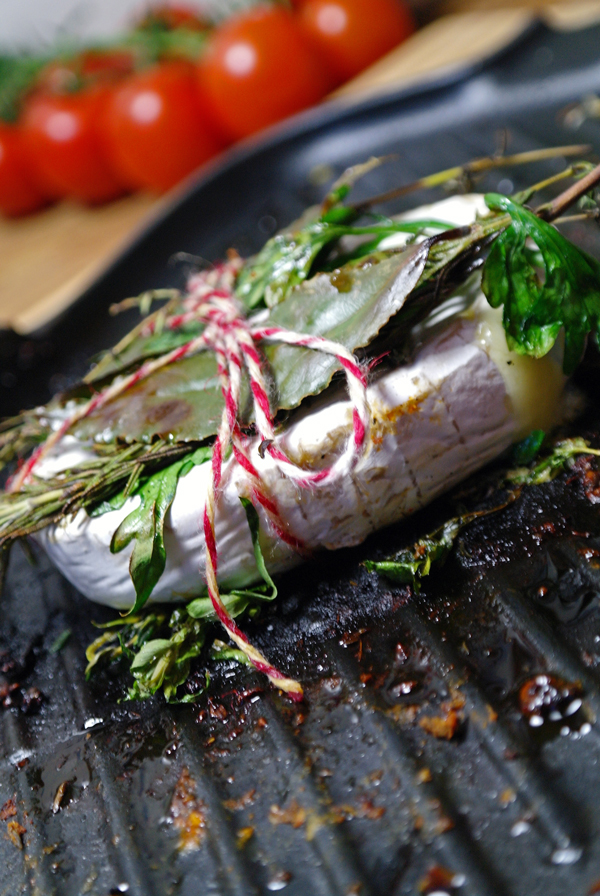 Kraeuter-Camembert-vom-Grill