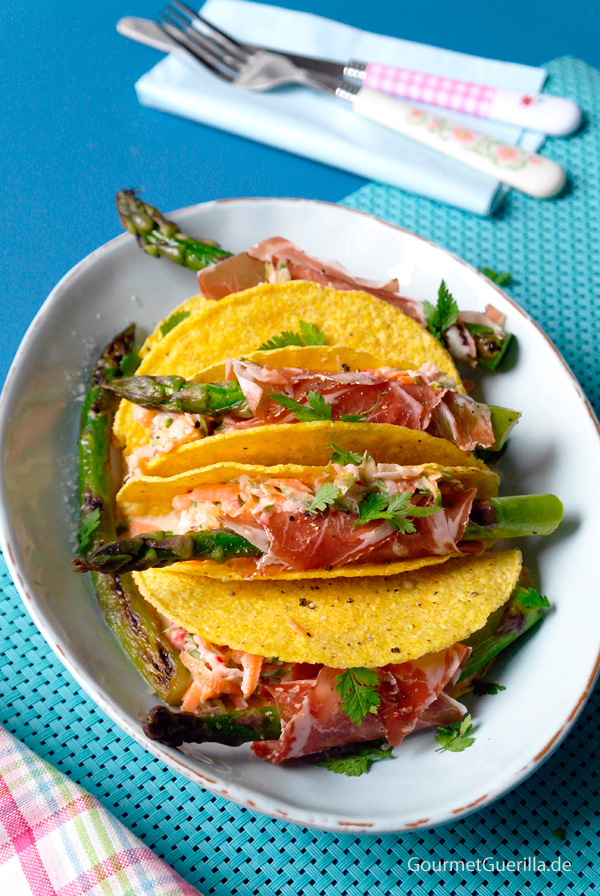 Spargel-Coleslaw mit Coppa-Roellchen in der Tacoschale #rezept #gourmetguerilla #ideenmitspargel