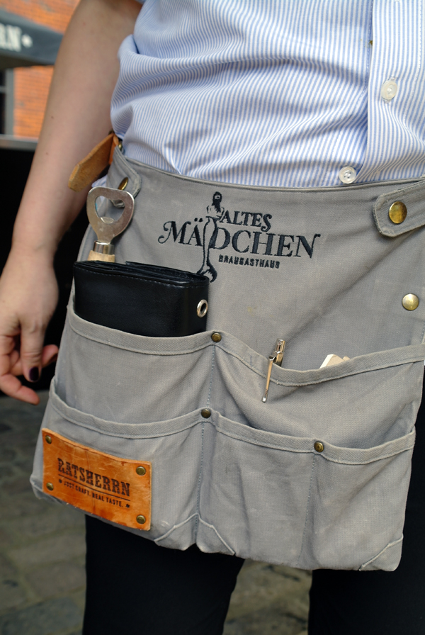 Altes Maedchen Bedienung