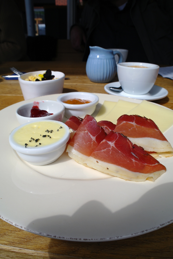 Altes Maedchen Fruehstueck