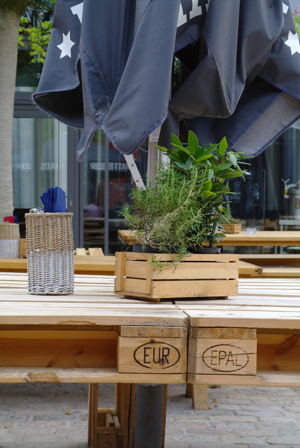 Altes Maedchen Innenhof