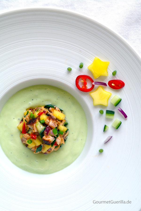 Bonesucking Lachs-Salsa in Avokado-Buttermilch-Kaltschale #gourmetguerilla #rezept #sommer #suppe