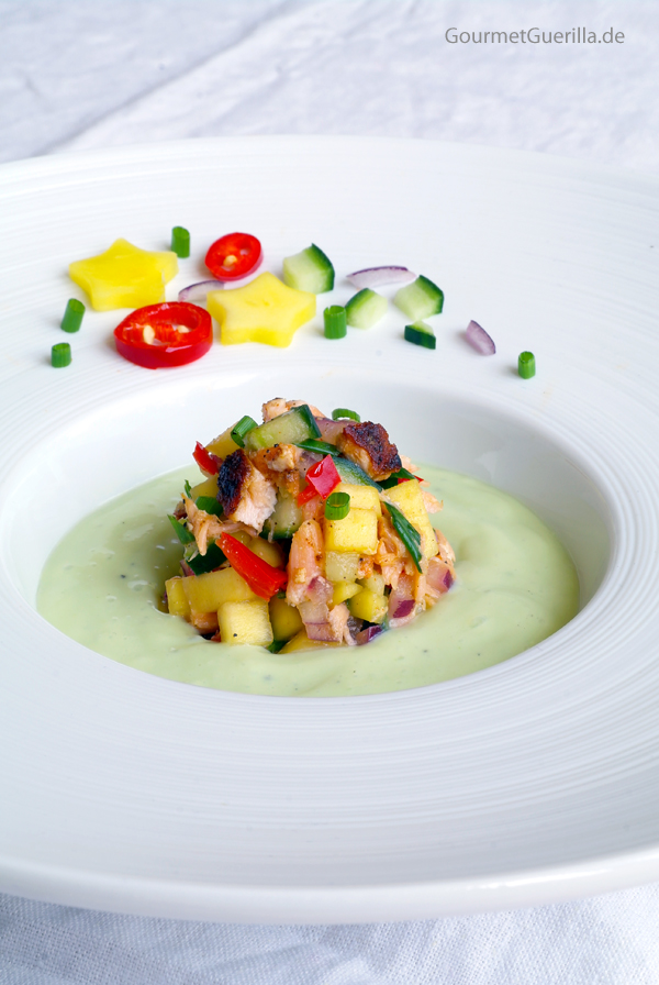 Bonesucking Lachs-Salsa in Avokado-Buttermilch-Kaltschale #gourmetguerilla #rezept #sommer #suppe