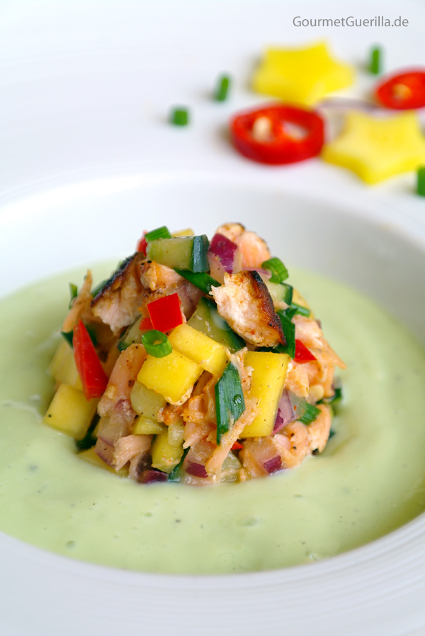 Bonesucking Lachs-Salsa in Avokado-Buttermilch-Kaltschale #gourmetguerilla #rezept #sommer #suppe