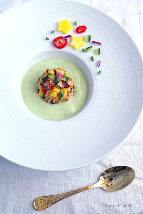 Bonesucking Lachs-Salsa in Avokado-Buttermilch-Kaltschale #gourmetguerilla #rezept #sommer #suppe