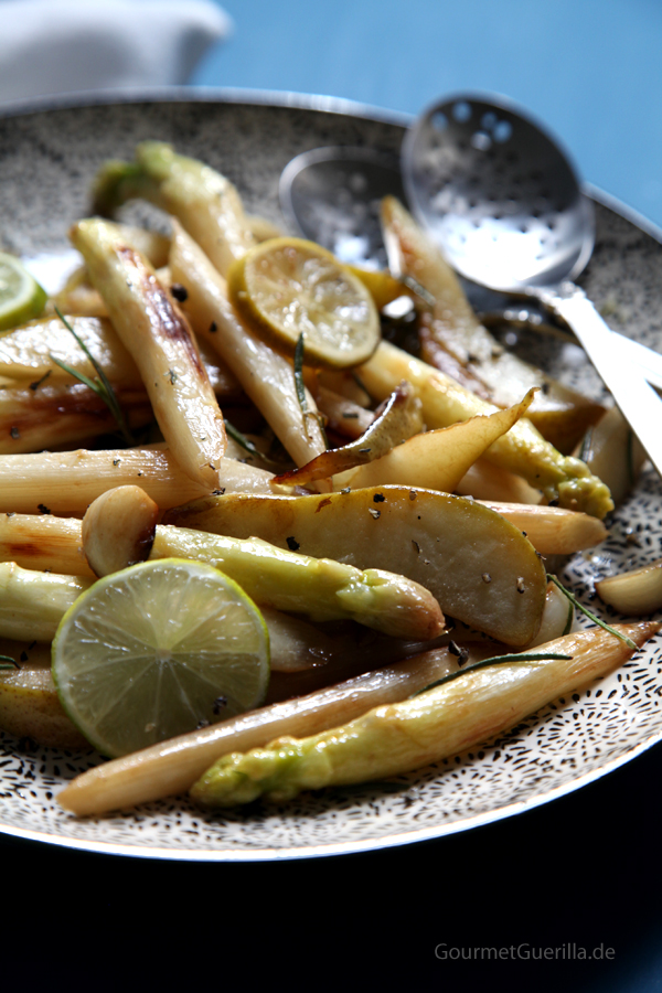 Gebratener Spagel mit Birne, Rosmarin und Knoblauch #rezept #gourmetguerilla #vegan #gemüse