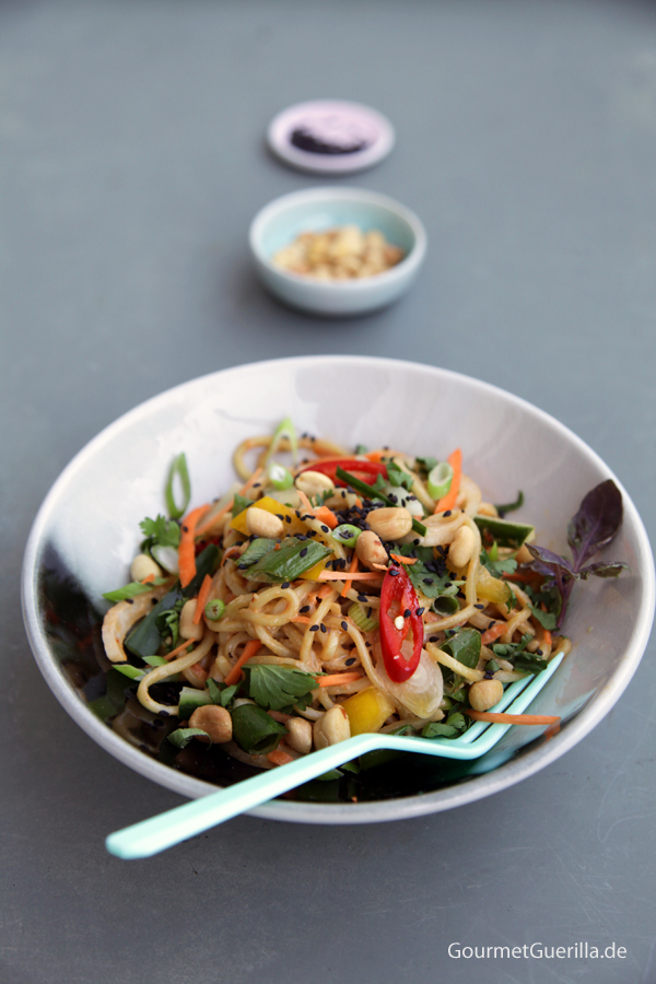 Asiatische Sommer-Nudeln mit cremigem Erdnussdressing #rezept #gourmetguerilla #vegan #asia