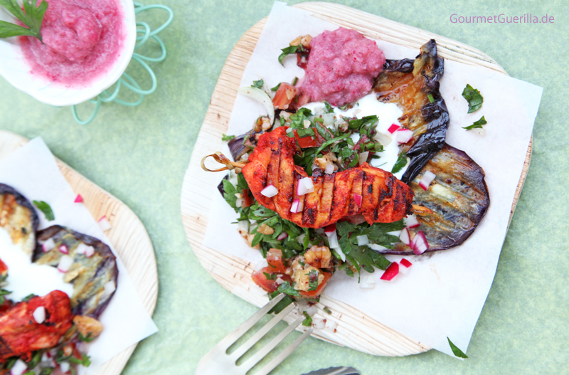 Gegrillte Auberginen mit Joghurt, Taboule und Tandori-Spießchen #rezept #gourmetguerilla