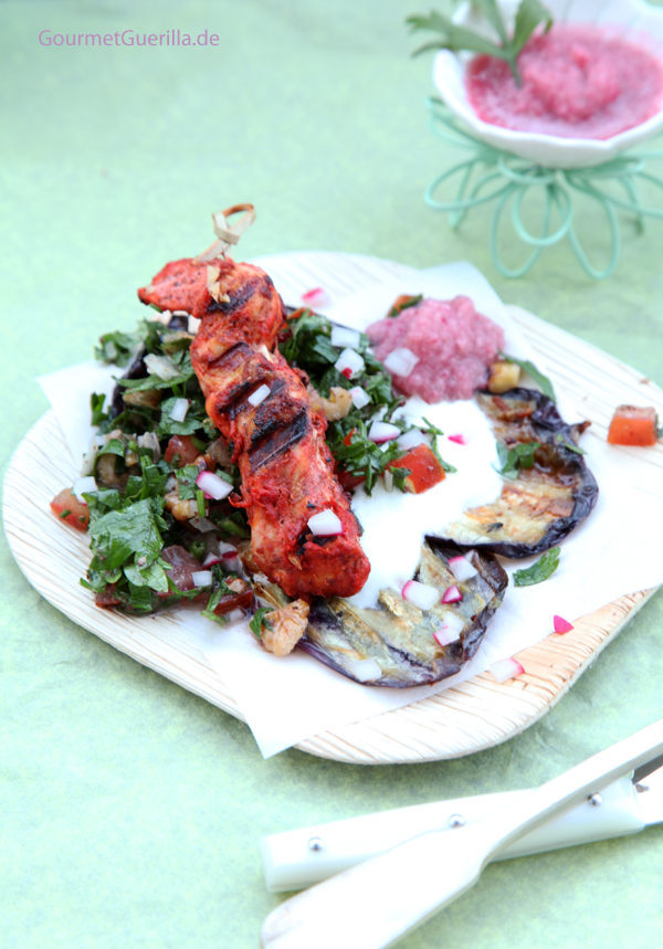 Gegrillte Auberginen mit Joghurt, Taboule und Tandori-Spiesschen #rezept #gourmetguerilla