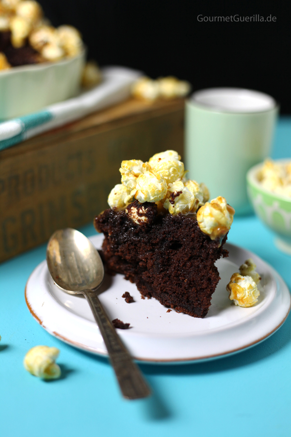 Cola-Kuchen mit Karamell-Popcorn #rezept #gourmetguerilla