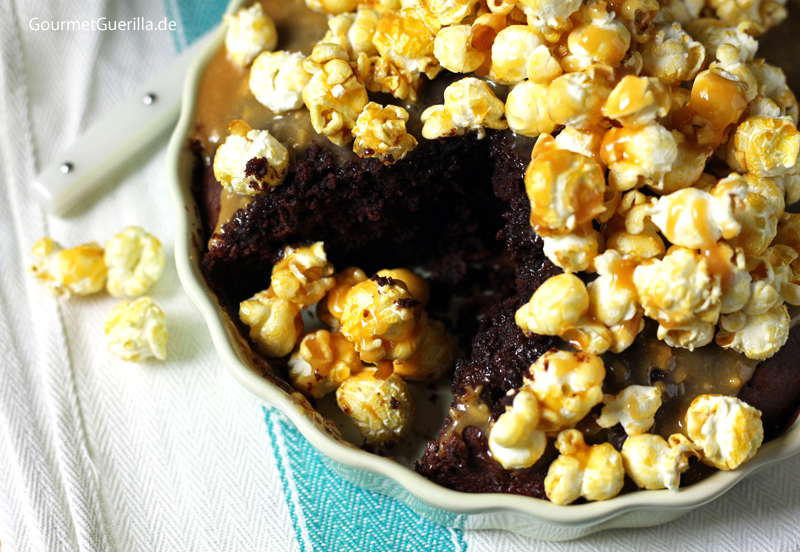 Cola-Kuchen mit Karamell-Popcorn #rezept #gourmetguerilla