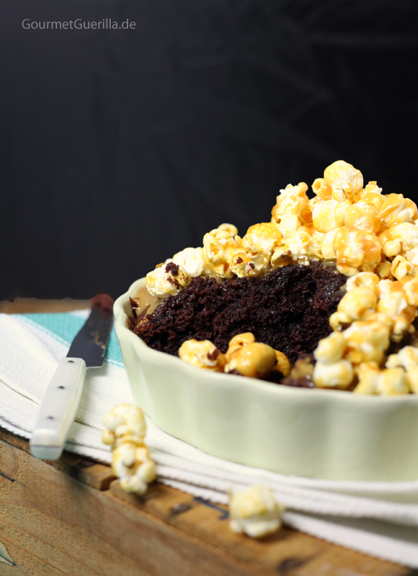 Cola-Kuchen mit Karamell-Popcorn #rezept #gourmetguerilla