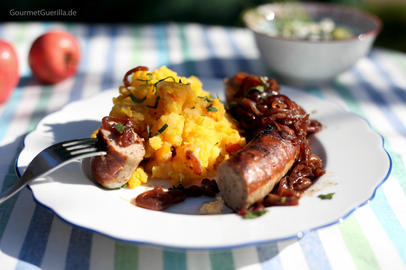 Kürbis-Apfel-Kartoffelstampf mit Bratwust und Gurkensalat #rezept #gourmetguerilla