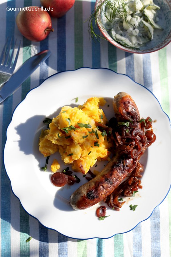 Kürbis-Apfel-Kartoffelstampf mit Bratwurst und Gurkensalat #rezept #gourmetguerilla