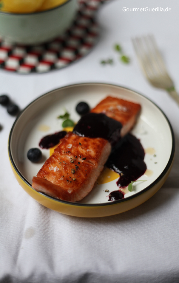 Lachs mit herbsüßer Blaubeersoße #rezept #gourmetguerilla