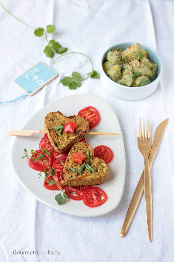 Avocado-Zuchhini-Herzen auf Tomaten mit Minz-Kartoffeln #rezept #gourmetguerilla #romantischesdinner #vegan