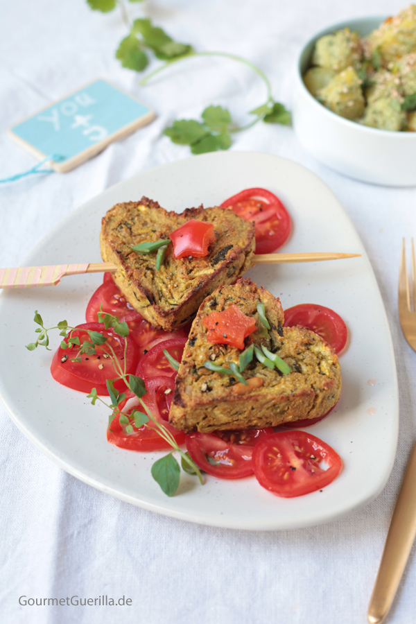 Avocado-Zuchhini-Herzen auf Tomaten mit Minz-Kartoffeln #rezept #gourmetguerilla #romantischesdinner #vegan