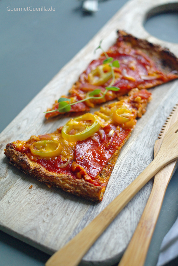 Low Carb Pizza mit Chorizo, Paprika und roten Zwiebeln Slices #rezept #gourmetguerilla.de #lowcarb