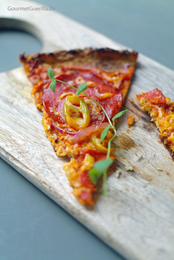 Low Carb Pizza mit Chorizo, Paprika und roten Zwiebeln #rezept #gourmetguerilla #lowcarb