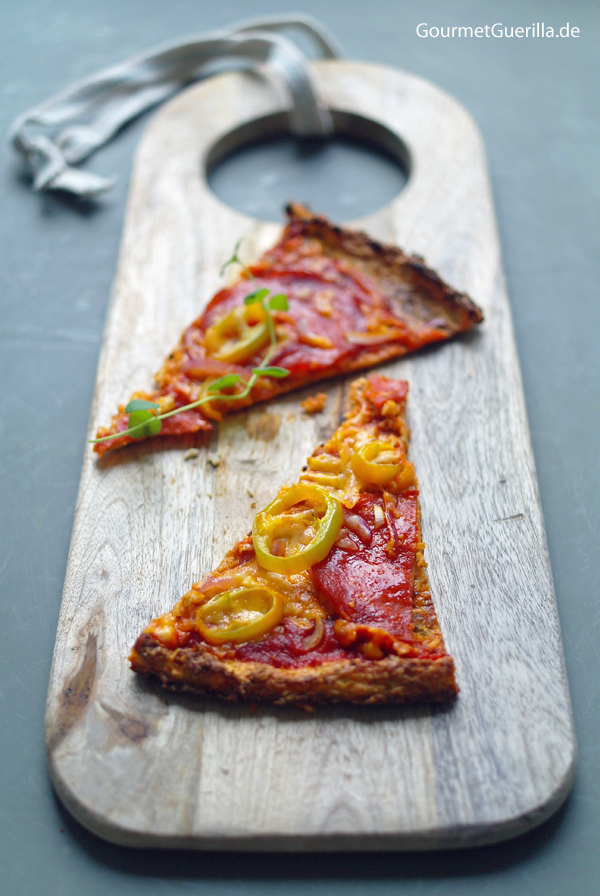 Low Carb Pizza mit Chorizo, Paprika und roten Zwiebeln  #rezept #gourmetguerilla.de #lowcarb