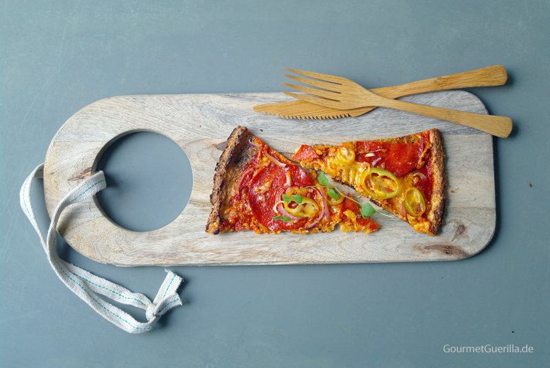 Low Carb Pizza mit Chorizo, Paprika und roten Zwiebeln frisch belegt #rezept #gourmetguerilla.de #lowcarb