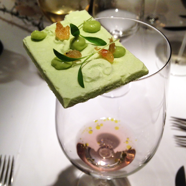 Service und Avokadobrot mit Slazwassergarnelen