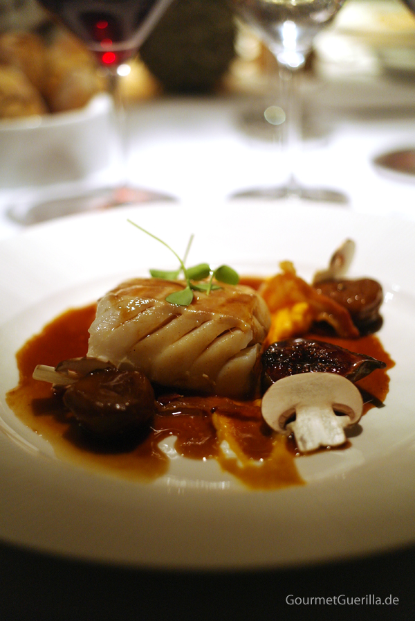 Gedämpfter Skrei mit eingelegten Feigen, Hühnerjus und Süßkartoffel-Püree