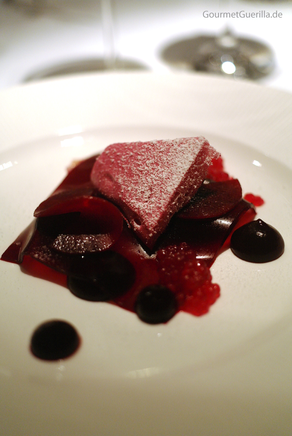 Kaisergranat mit Roter Beete in verschiedenen Zubereitungen, Rose und Himbeer