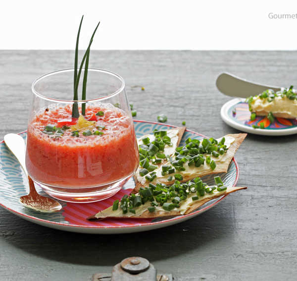 Beschwippstes Melonensueppchen mit Schnittlauch-Knusperrauten #rezept #vegan #gourmetguerilla #suppe