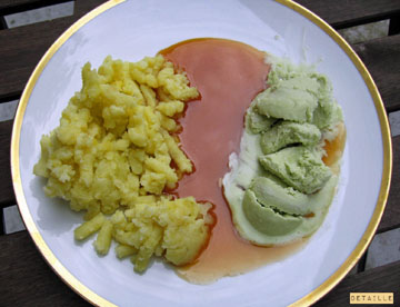 Stampfkartoffeln mit Matcha-Eis an Salzkaramellsauce