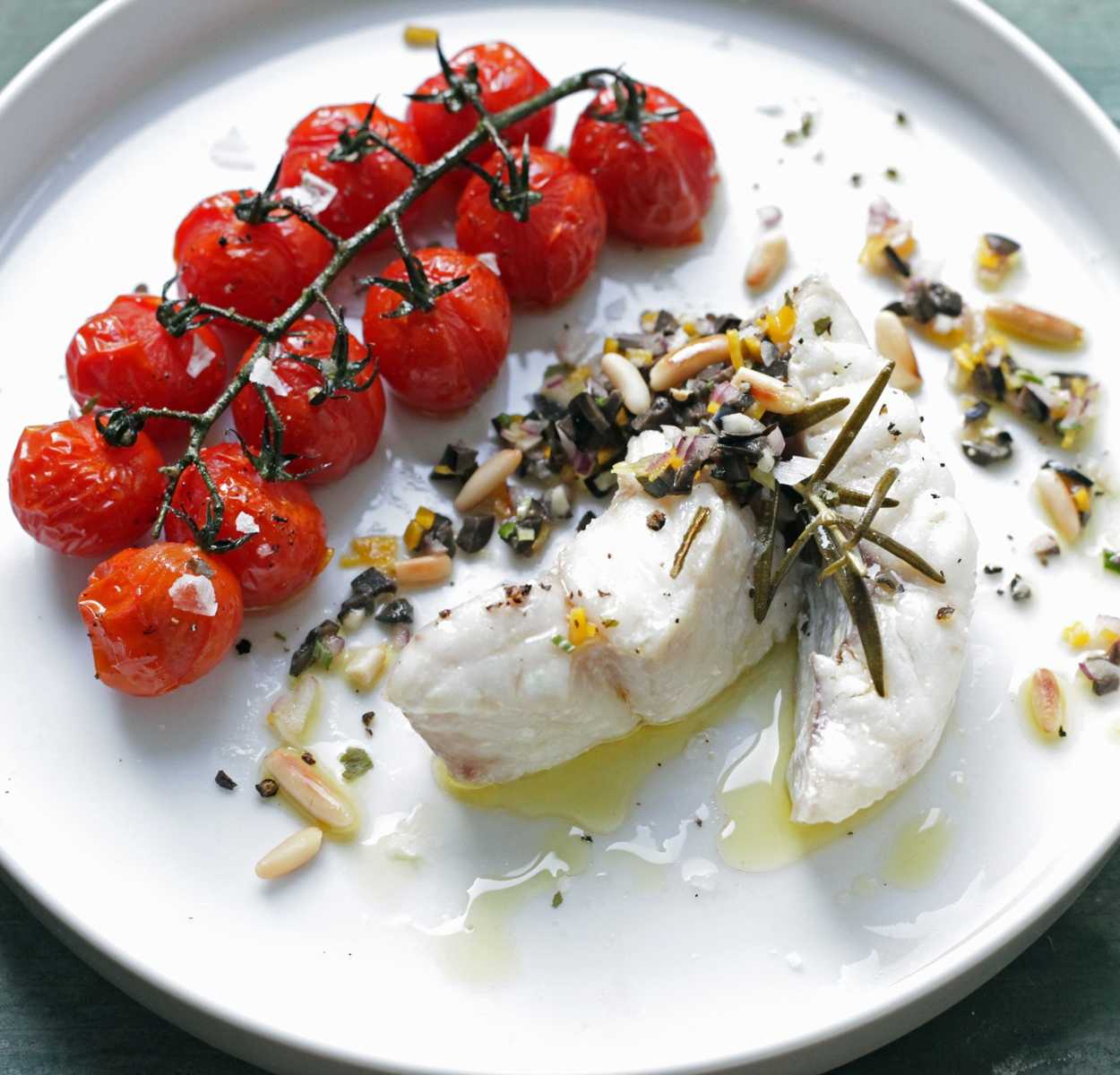 In Olivenöl conferier Rotbarsch mit Oliven-Gremolata und gebackenen Tomaten | GourmetGuerilla.de