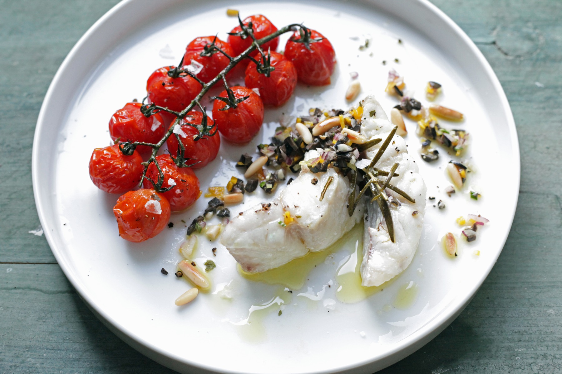 In Olivenöl conferier Rotbarsch mit Oliven-Gremolata und gebackenen Tomaten | GourmetGuerilla.de