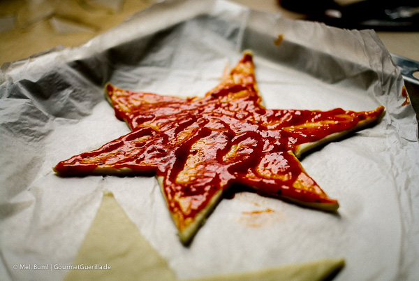 Weihnachtspizza: Pizza-Sterne mit Tomatensoße bestreichen | GourmetGuerilla.de