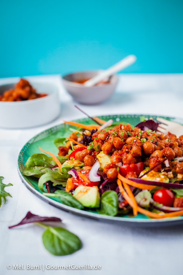 Rauchiger Ponderosa BBQ-Salat. Da werden selbst Nicht-Veganer schwach #vegan | GourmetGuerilla.de