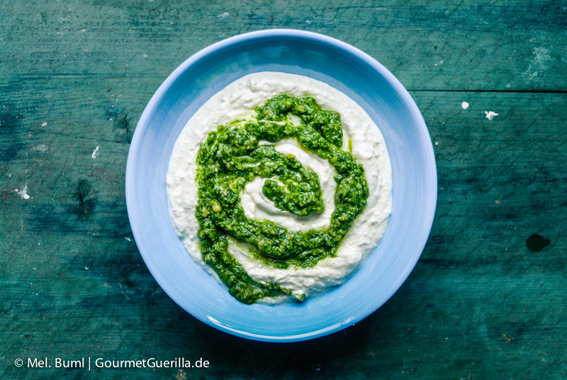 Quark mit Pesto für Low Carb Zucchini-Quark-Lasagne | GourmetGuerilla.de