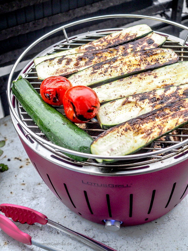 Zuchhini grillen für Ottolenghi Salat von gegrillter Zuchhini mit Joghurt, Walnuessen und Minze | GourmetGuerilla.de