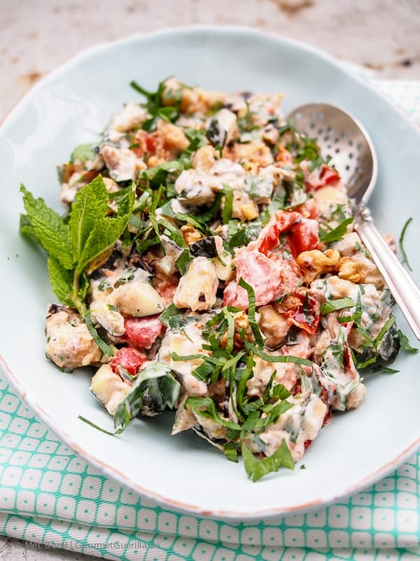 Salat von gegrillter Zucchini mit Joghurt, Walnuessen und Minze | GourmetGuerilla.de