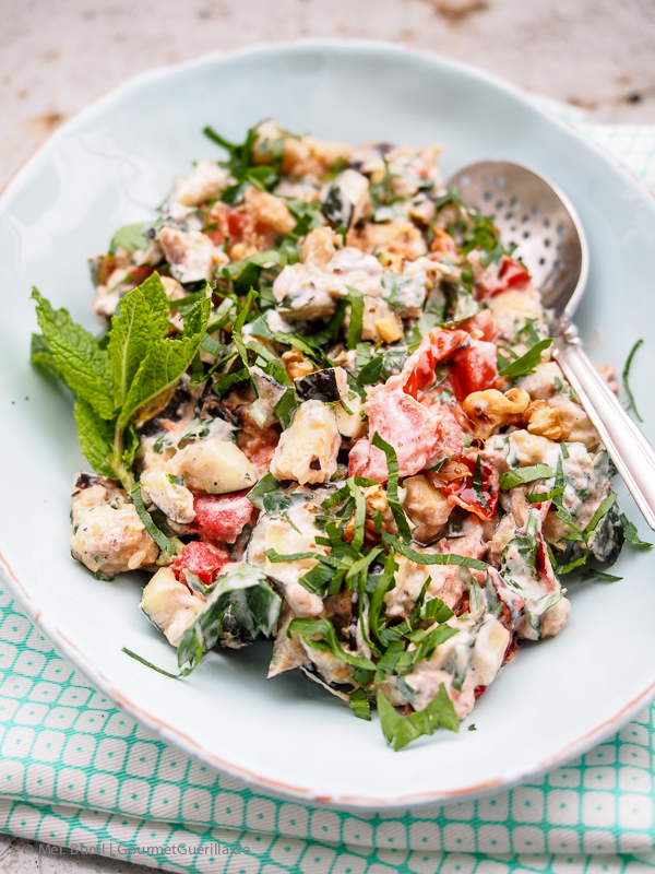 Ottolenghi Salat von gegrillter Zucchini mit Joghurt, Walnuessen und Minze | GourmetGuerilla.de
