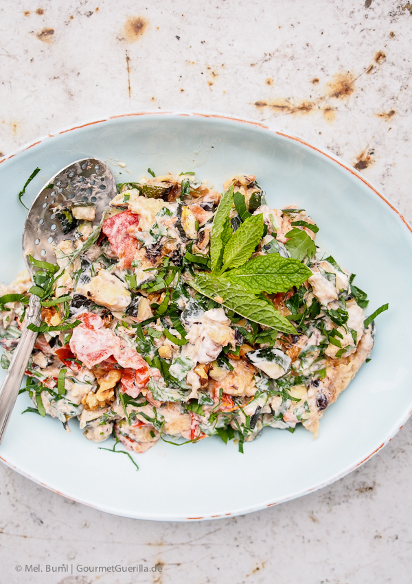 Ottolenghi Salat von gegrillter Zucchini mit Joghurt, Walnuessen und Minze | GourmetGuerilla.de