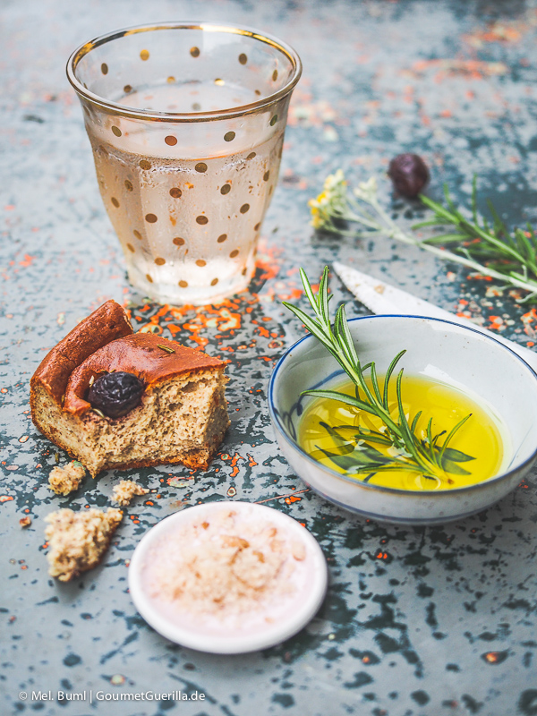 Mediterranes Low Carb Focaccia-Brot mit Oliven und Rosmarin | GourmetGuerilla.de
