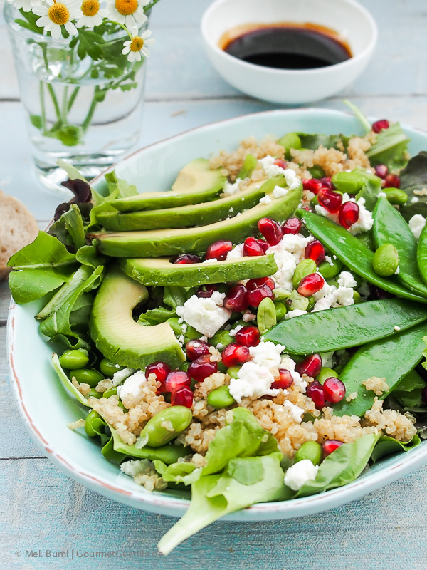 Rezept Idee zu Ostern:  Power-Salat Green Spirit mit Edamame, Avocado, Zuckerschoten, Quinoa und Granatapfel | GourmetGuerilla.de